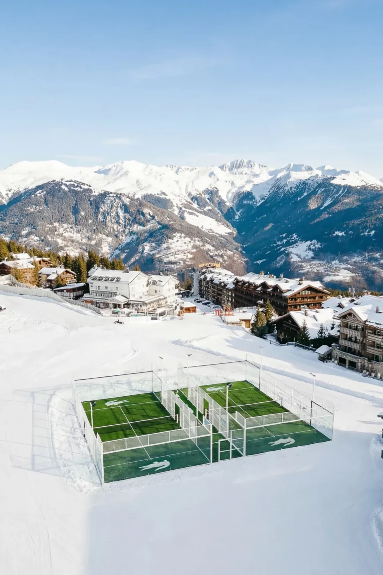 Lacoste s’invite en altitude et inaugure ses nouveaux terrains de padel à Courchevel
