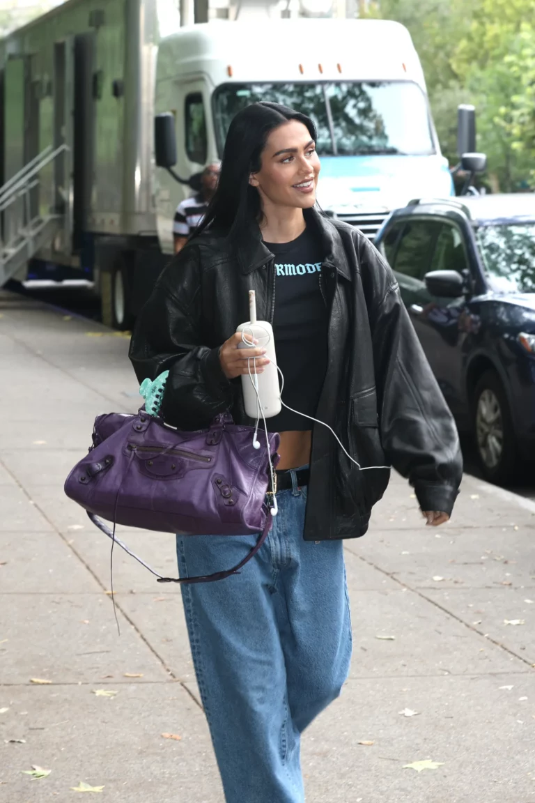 Pourquoi l&rsquo;équation jean + veste en cuir va séduire toutes les Françaises en 2026